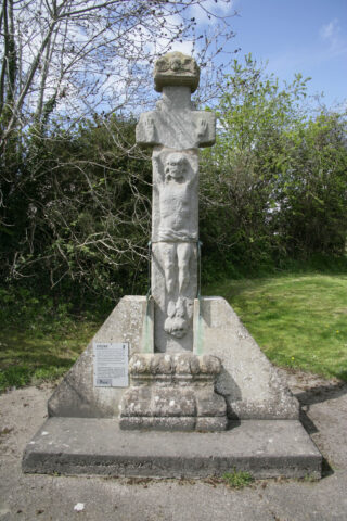 a carving of jesus on the front side of the cross